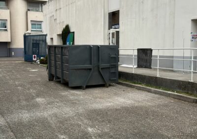 Benne posée sur un chantier